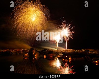 Fuegos artificiales sobre los icebergs con velas en la Laguna glaciar Jokulsarlon, Glaciar Breidamerkurjokull, Islandia