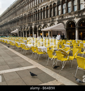 Procuratie Vecchie edificios y filas vacías de café, sillas, la Plaza de San Marcos, la Plaza de San Marco, Venecia Italia Foto de stock