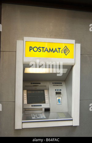 Postamat cajero automático fuera de la oficina de correos de Milán Foto de stock