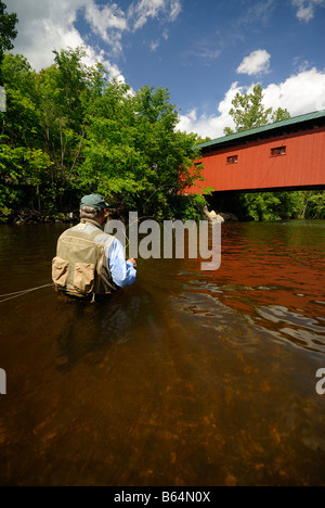 Flyfishing Battenkill River Red Covered Bridge Road Arlington Vermont Foto de stock