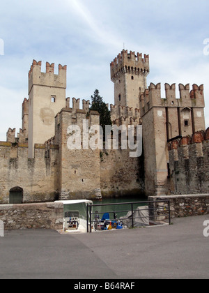 El castillo Scaliger en Sirmione [Comune di Sirmione, Lago Garda, Brescia, Lombardía, Italia, Europa]. . Foto de stock