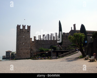 El castillo Scaliger en Sirmione [Comune di Sirmione, Lago Garda, Brescia, Lombardía, Italia, Europa]. . Foto de stock
