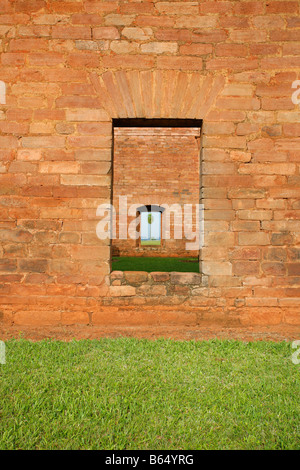 Las ruinas de la misión Jesuítica de Jesús en el sur de Paraguay Foto de stock