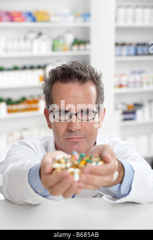 Retrato de farmacéutico con el puñado de píldoras