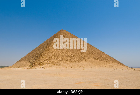 Pirámide roja en Dahshur El Cairo Egipto Foto de stock