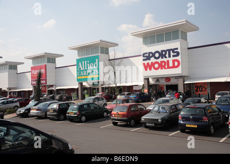 Sports World, Allied Carpets y Harveys, cerca de Cambridge Retail Park, Aylesbury, operado por el cruce. Foto de stock