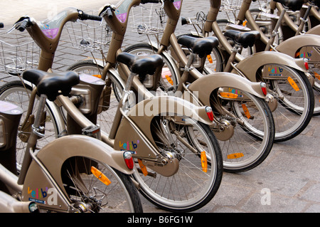 Alineado de bicicletas, servicio de alquiler de bicicletas para residentes y turistas, París, Francia, Europa