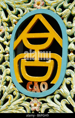 Ventana decorada con el símbolo del templo Cao Dai en ir Dao, cerca de la ciudad de Ho Chi Minh, Saigón, Vietnam, Sudeste de Asia