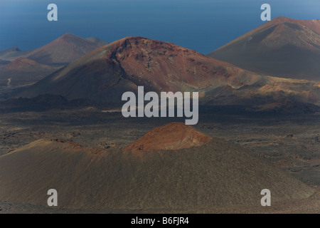 Volcanes, montañas Montañas del Fuego del Parque Nacional de Timanfaya, Lanzarote, Islas Canarias, España, Europa Foto de stock