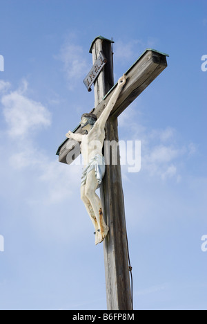 Cruz de madera con la figura de Cristo, Leitzachtal Valle, Baviera, Alemania, Europa Foto de stock