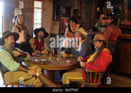 Vaqueros jugando al poker Fotografía de Alamy
