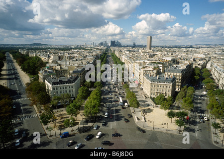 París Francia vista desde el arco de triunfo en la plaza Charles de Gaulle y la Avenue de la Grande Armée hacia La Défence