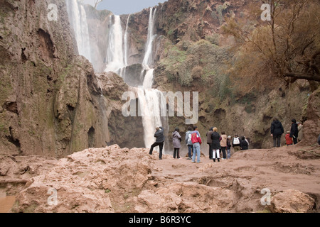 Tanaghmeilt Marruecos Norte de África diciembre las impresionantes cascadas conocidas como las cascadas de Ouzoud en M'Goun Geopark atraer fotógrafos turísticos Foto de stock