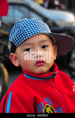 Niño chino en Pekín, China Foto de stock