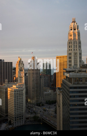 Vista elevada del Wrigley Building Río Chicago y Michigan Avenue puente al atardecer Foto de stock