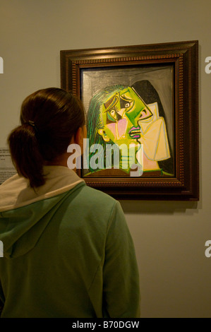 Chica busca en la pintura de Picasso "Mujer con Lágrima ' en la Galería Nacional de Victoria Foto de stock