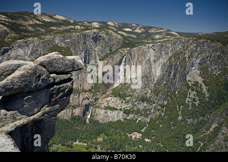 CALIFORNIA - Cataratas de Yosemite superior e inferior y el valle de Yosemite desde el Glaciar Point en el Parque Nacional Yosemite. Foto de stock