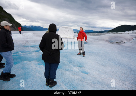 Guías turísticos en el campamento base en la parte superior del glaciar de Mendenhall, cerca de Juneau Alaska enseñar y entretener a los turistas. Foto de stock