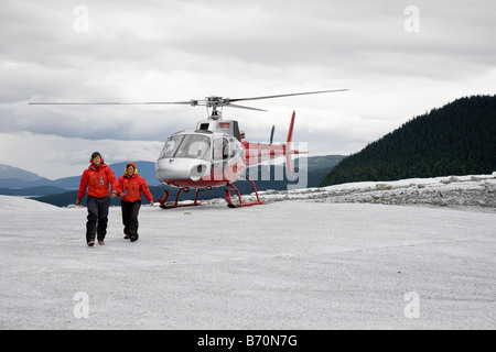 Guías de viaje en helicóptero a pie de helicóptero en la parte superior del glaciar de Mendenhall, cerca de Juneau, Alaska Foto de stock