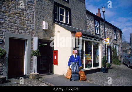 Oficina de correos y el municipio tienda imagen del cartero Pat cartoon character WADDINGTON LANCASHIRE Inglaterra Foto de stock