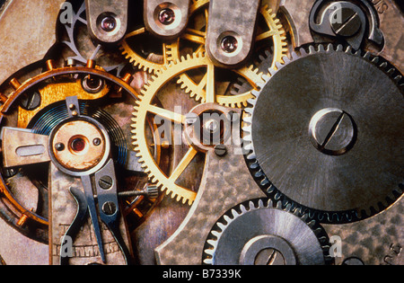 Engranajes. Cierre los engranajes mecánicos del reloj. Interior del mecanismo del reloj. Pinzas circulares entrelazadas y de reloj. Tiempo Foto de stock