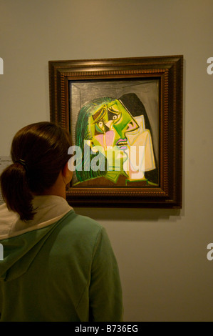 Chica busca en la pintura de Picasso Mujer con desgarro en la Galería Nacional de Victoria Foto de stock