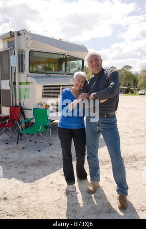 Las parejas ancianas parado cerca del vehículo recreativo Foto de stock