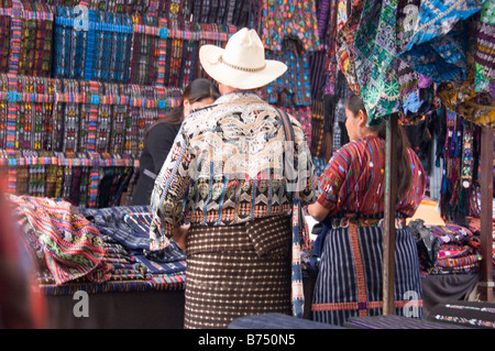 Mujer en traje tradicional típico de su ciudad la venta de estas prendas en  el mercado. En Sololá, Guatemala Fotografía de stock - Alamy