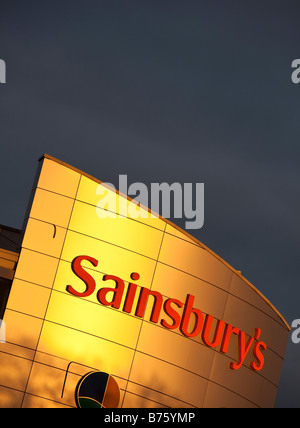 Sol en la J Sainsbury plc supermercado almacenar al árbol de mayo Birmingham West Midlands Foto de stock