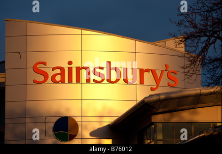 Sol en la J Sainsbury plc supermercado almacenar al árbol de mayo Birmingham West Midlands Foto de stock