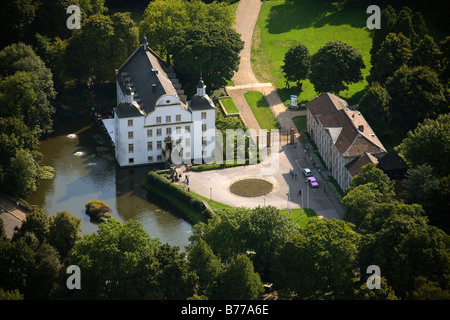 Fotografía aérea, moated castillo Schloss Borbeck, moated castillo Borbeck, Essen, área de Ruhr, Renania del Norte-Westfalia, Alemania, E Foto de stock