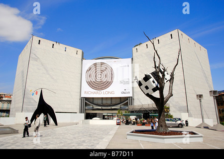 Las obras de arte en frente del museo de arte Musée d'Art Moderne et d'Art Contemporain, Nice, Alpes Marítimos, Provence-Alpes-Côte d'. Foto de stock