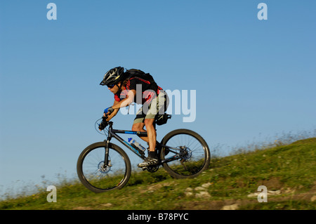 Ciclista de montaña en Kampenwand, Chiemgau, Prealpes bávaros, Baviera, Alemania, Europa Foto de stock