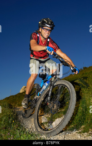 Ciclista de montaña en Kampenwand, Chiemgau, Prealpes bávaros, Baviera, Alemania, Europa Foto de stock