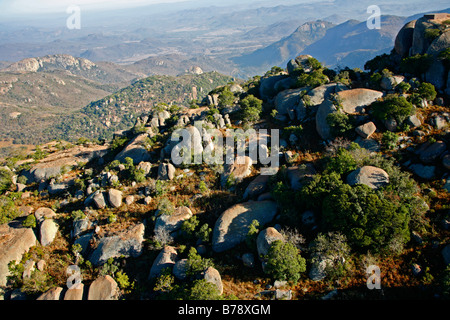 Vista aérea del granito koppies y vegetación natural en el Lowveld de Mpumalanga