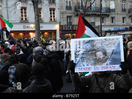 Pro-Palestinian manifestación para protestar contra los crímenes israelíes en Gaza. Foto tomada en París, Francia Foto de stock
