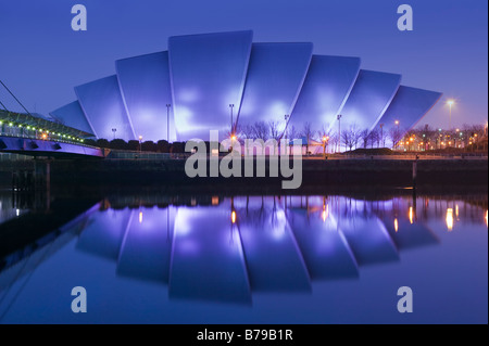 El Centro de Exposiciones y Congresos Escocés se refleja en el río Clyde, Glasgow, Escocia, Reino Unido. Foto de stock