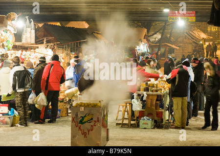 La gente de compras en el mercado local de la región de Podhale montañas Tatra Zakopane Polonia