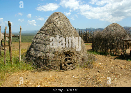 Simple choza de paja del pueblo Karo, Kolcho village, al sur del valle de Omo, Etiopía, África Foto de stock