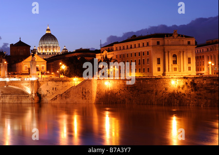 Vista desde el Ponte Sant'Angelo de la Basílica de San Pedro en la luz del atardecer, Roma, Italia, Europa Foto de stock