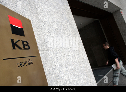 Logotipo en la sede del banco KB Komercni Banka en Praga, República Checa, Europa Foto de stock