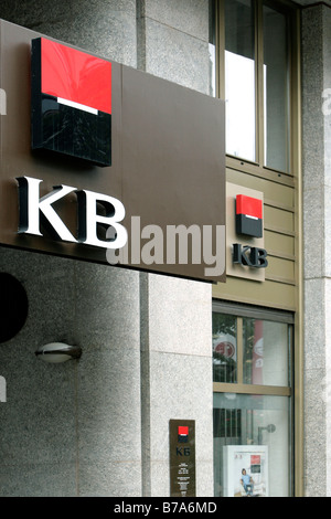 Logotipo en la sede del banco KB Komercni Banka en Praga, República Checa, Europa Foto de stock