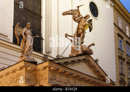 Ángel en el portal, Michaelerkirche Kirche St. Michael, Iglesia de San Miguel, en Viena, Austria, Europa Foto de stock