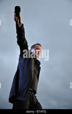 Jim Jerr de Simple Minds realiza en un concierto en Londres Foto de stock