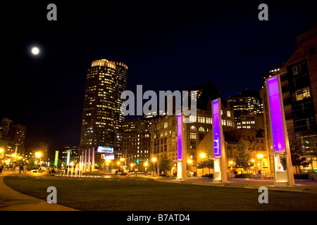 Plaza del puerto por la noche para el desarrollo en el sur de Boston, Massachusetts EE.UU. Foto de stock