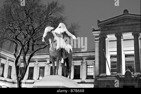 La nieve cubrió la escultura "Llamamiento al Gran Espiritu" por Cyrus Dallin, Museo de Bellas Artes de Boston, Massachusetts. Foto de stock