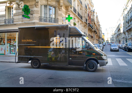 Camión de entrega de UPS en la calle en París, Francia, una empresa americana que operan en un país extranjero United Parcel Service UPS Foto de stock