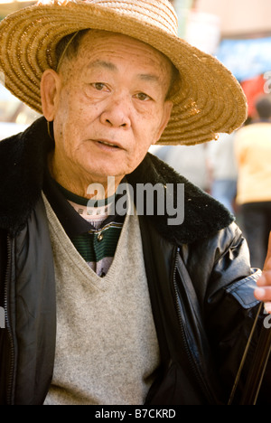 Anciano actuando en las calles de San Francisco en Chinatown Foto de stock