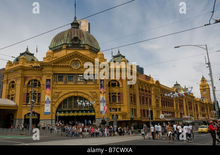 La famosa fachada del reloj de la estación de tren de Flinders Street en Melbourne Victoria Australia Foto de stock