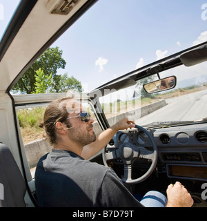 Hombre conduciendo un jeep Foto de stock